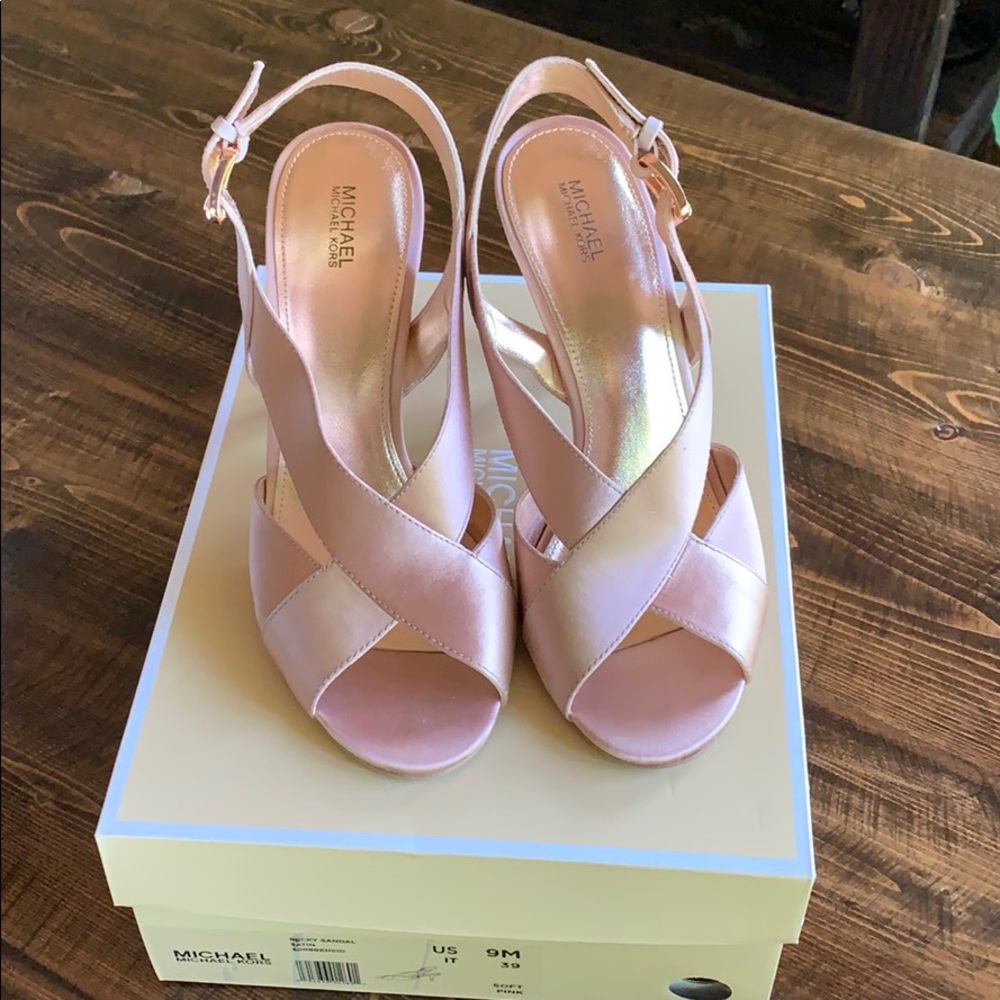 MICHAEL KORS Becky sandal.  Soft pink. 9M